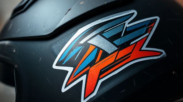 Découvrez des stickers de casque moto alliant sécurité et design