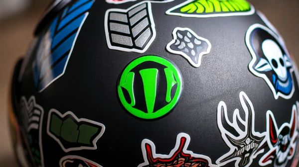 Découvrez des stickers de casque moto alliant sécurité et design